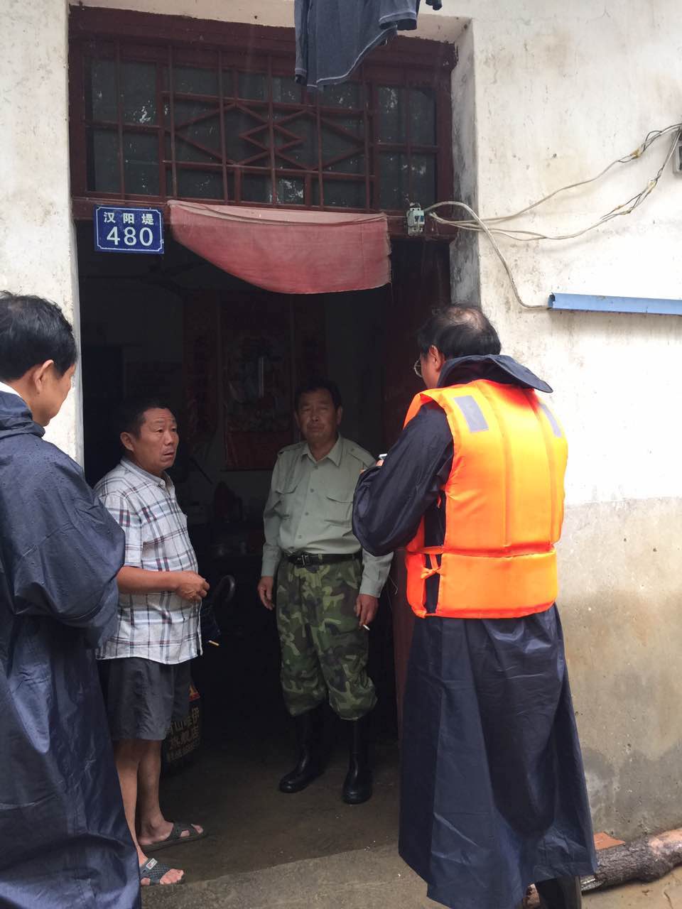 2蔡甸法院副院长栾天翔带领干警劝导受灾村民安全转移.JPG